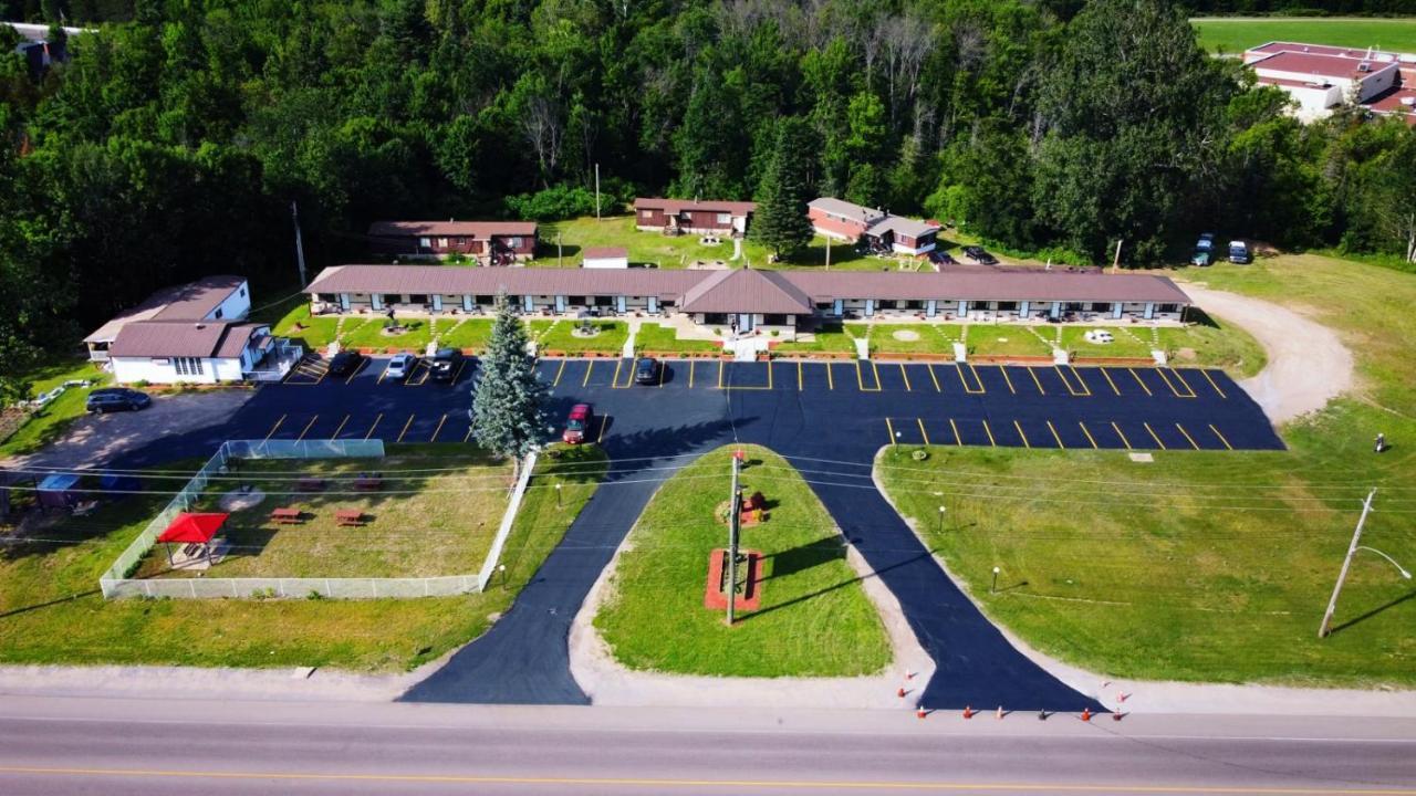 Champlain Motor Inn Pembroke Exterior photo