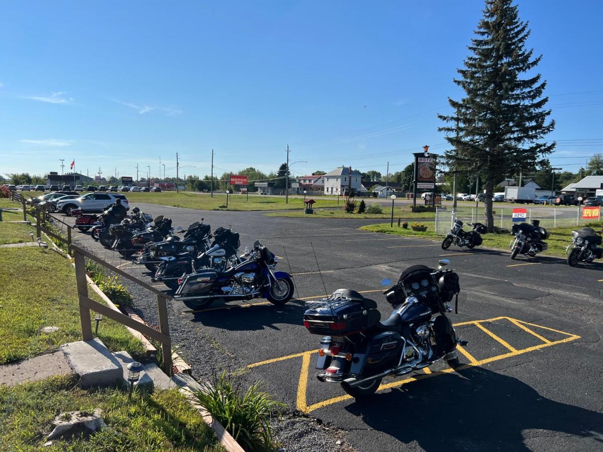 Champlain Motor Inn Pembroke Exterior photo