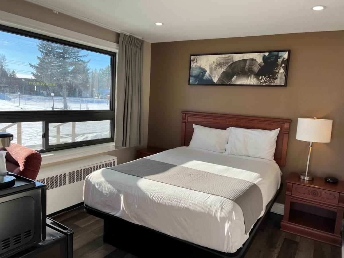 Champlain Motor Inn Pembroke Exterior photo