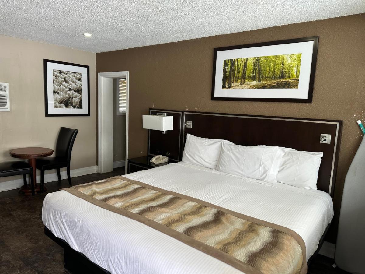 Champlain Motor Inn Pembroke Exterior photo