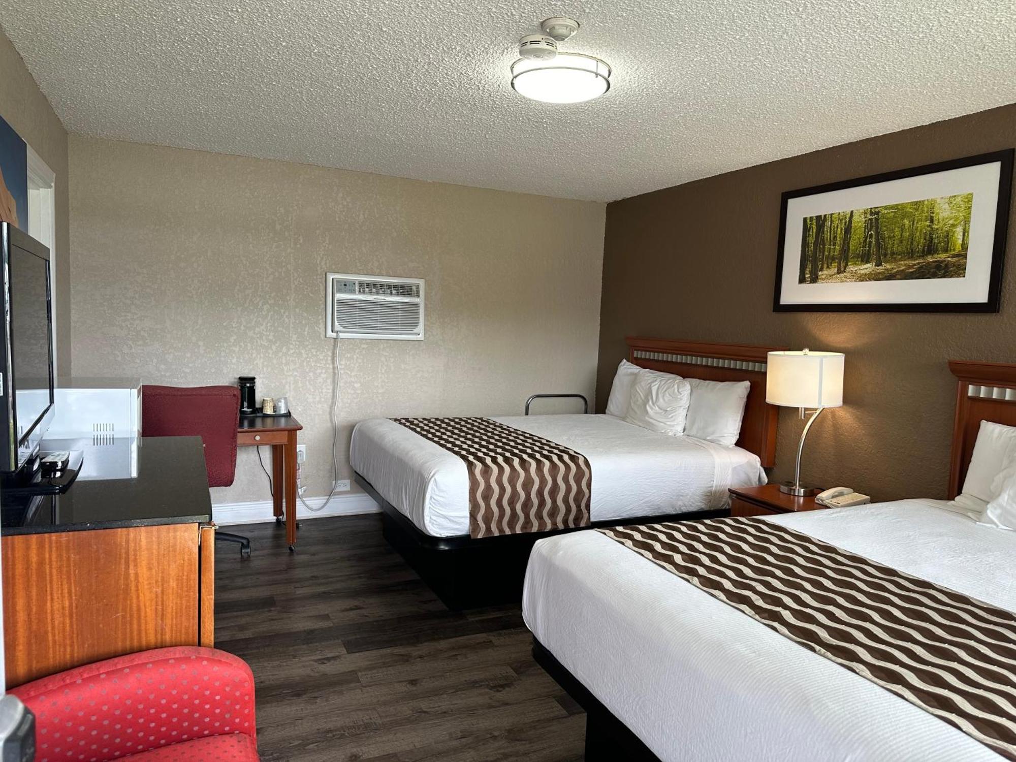 Champlain Motor Inn Pembroke Exterior photo
