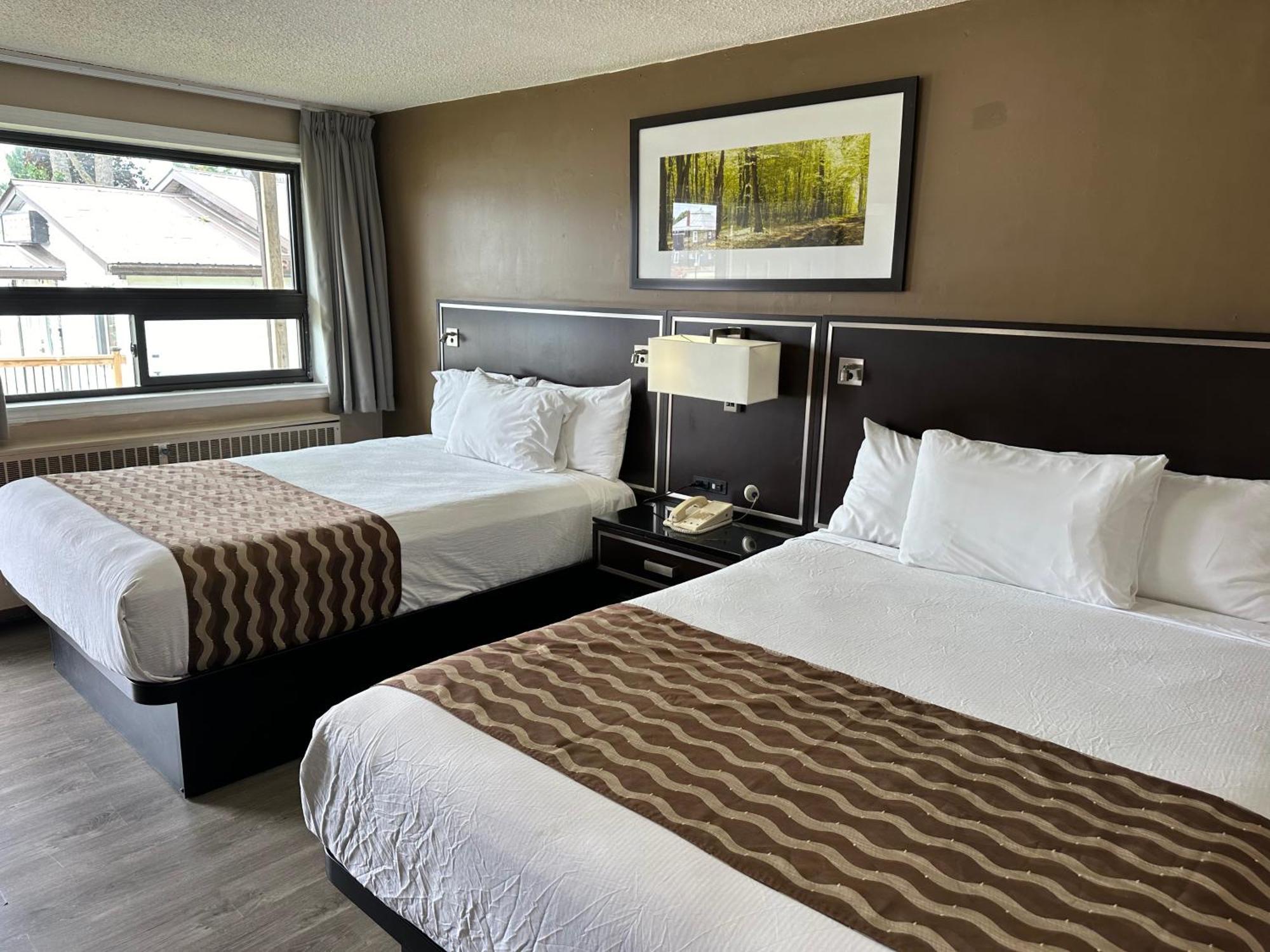 Champlain Motor Inn Pembroke Exterior photo