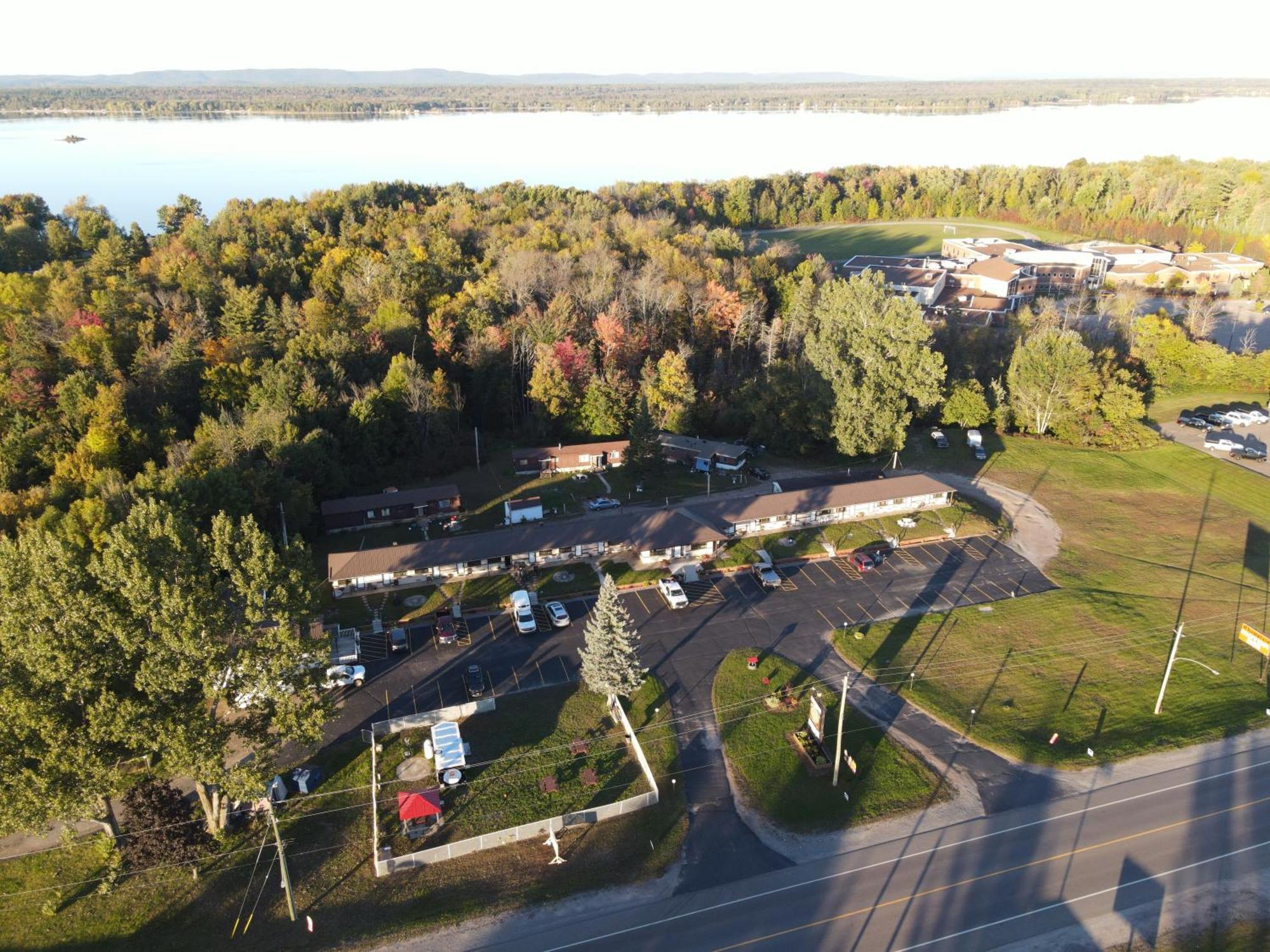Champlain Motor Inn Pembroke Exterior photo
