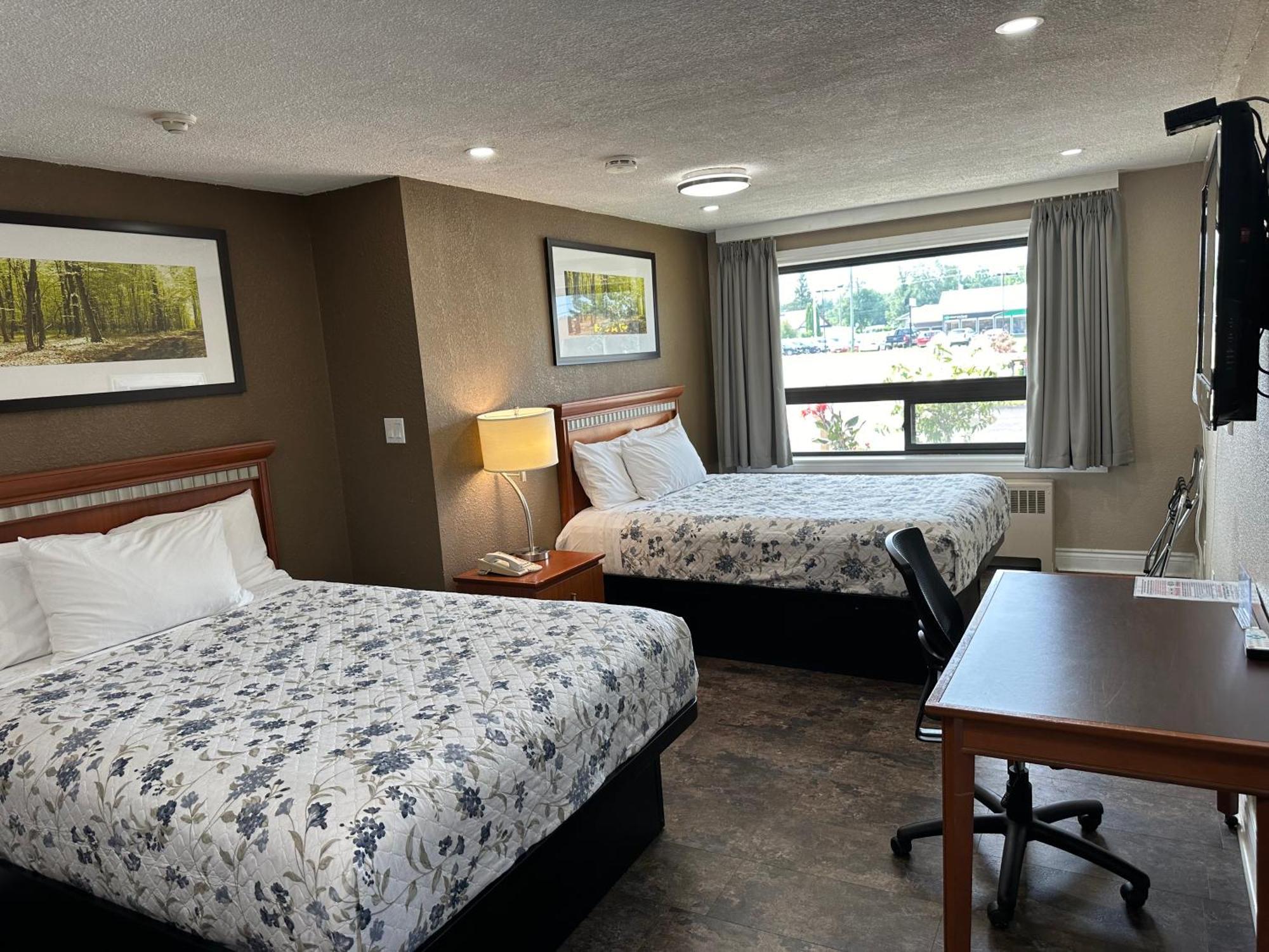 Champlain Motor Inn Pembroke Exterior photo